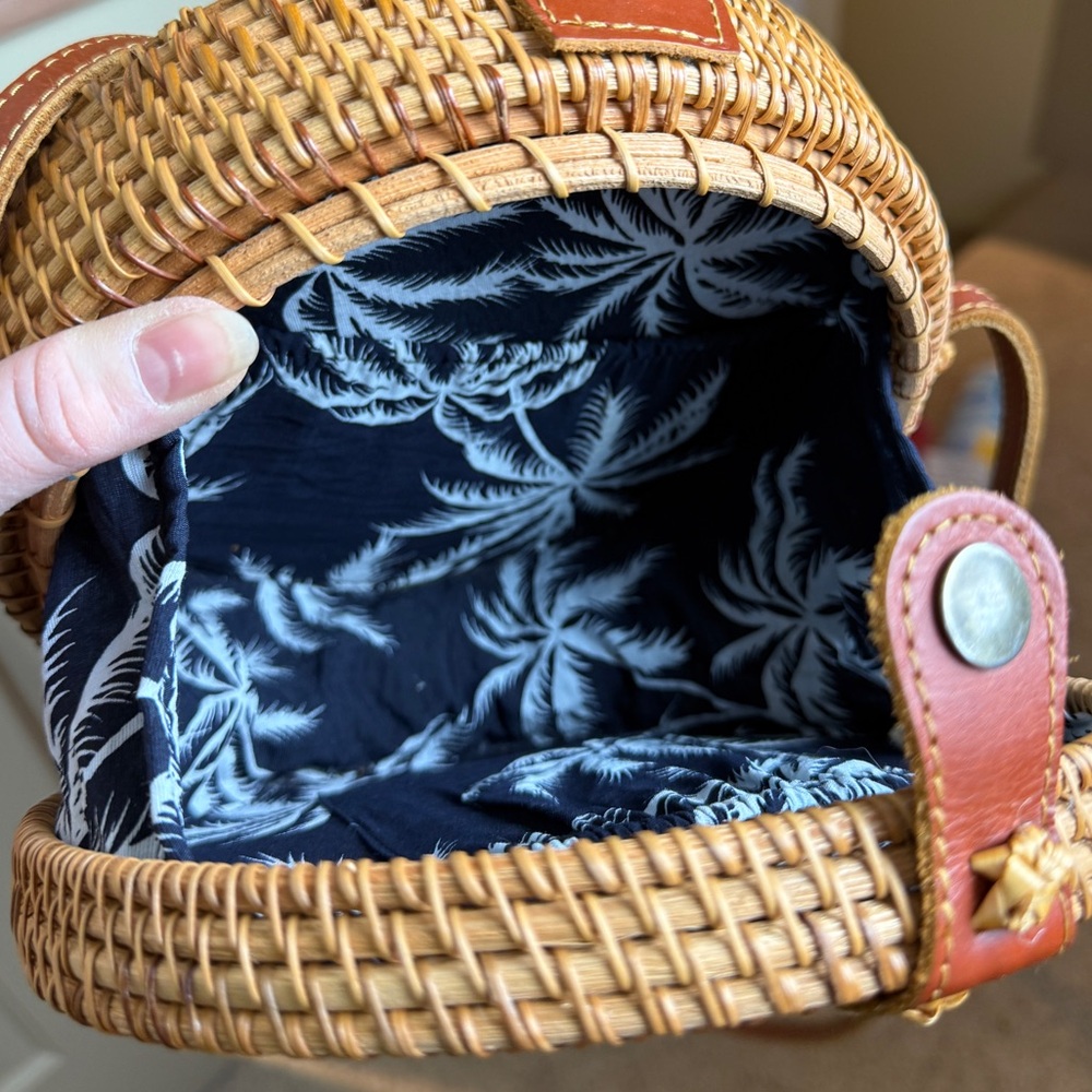 Hand woven rattan. Round, Crossbody Bag, navy palm cloth interior - Picture 4 of 4